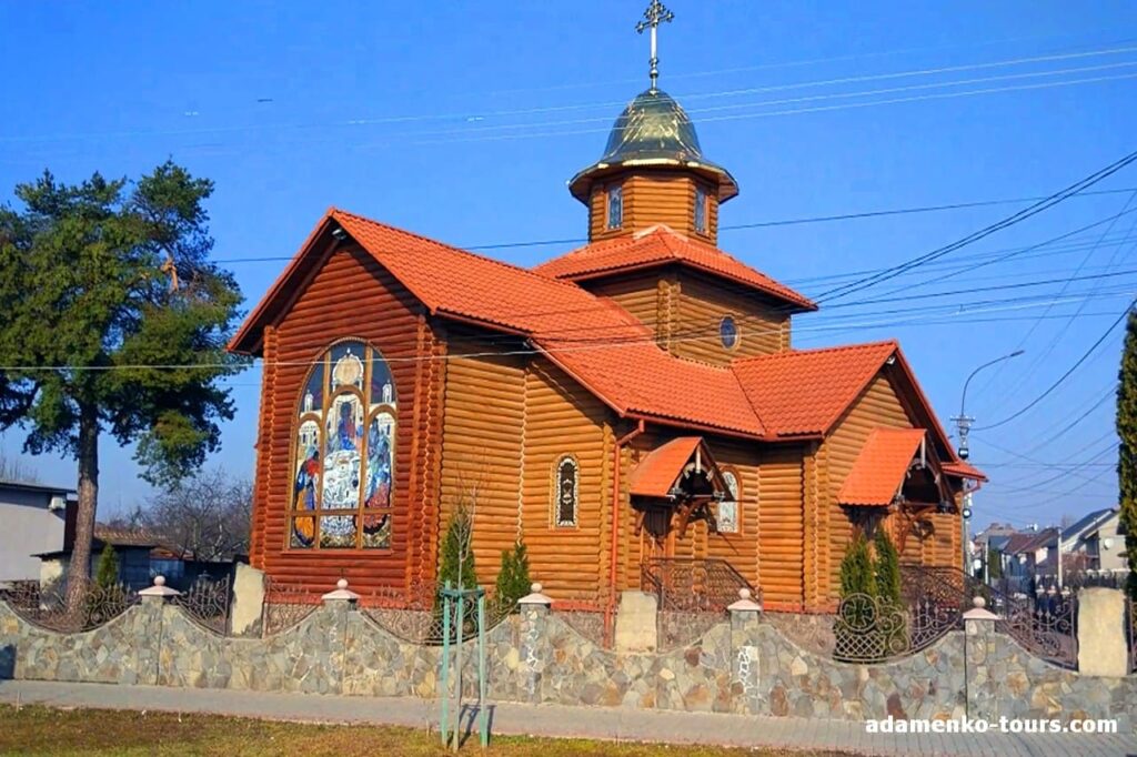 церква зіслання святого духа, вітраж Тіфані