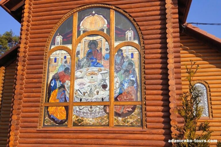церква зіслання святого духа, вітраж Тіфані
